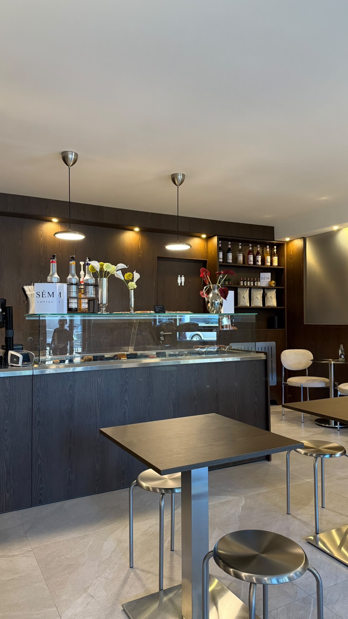 Sfeervol interieur en gedekte tafel bij SÉM Coffee Wateringen